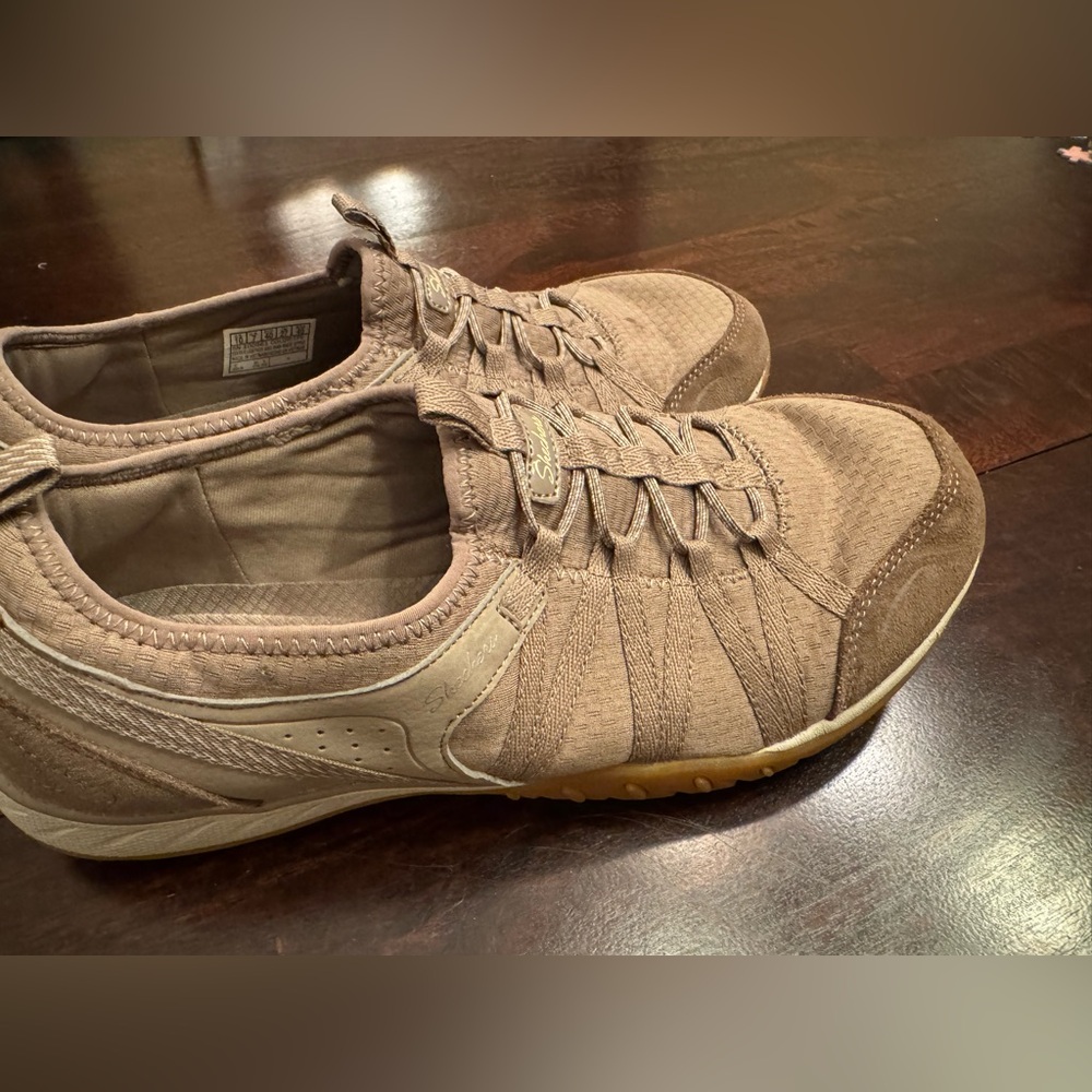Skechers women’s tan sneakers. Gently used. Still in great condition. - Picture 5 of 6